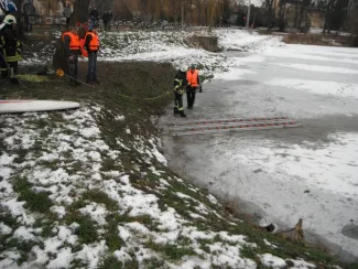 Jégről mentési gyakorlat.