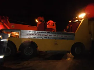 Kamion árokba hajtott