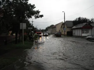 Ismét nagy belvíz a Fő úton.
