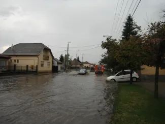 Ismét nagy belvíz a Fő úton.