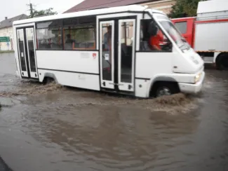 Ismét nagy belvíz a Fő úton.
