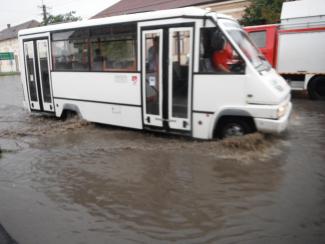 Ismét nagy belvíz a Fő úton.