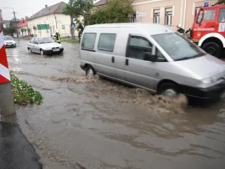 Ismét nagy belvíz a Fő úton.