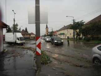 Ismét nagy belvíz a Fő úton.