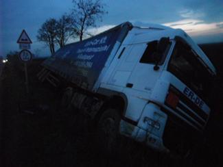 Műtrágyát szállító kamion árokba borult.