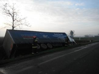 Műtrágyát szállító kamion árokba borult.