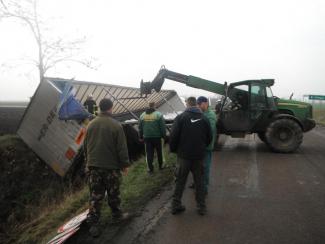 Műtrágyát szállító kamion árokba borult.