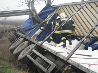 Műtrágyát szállító kamion árokba borult.