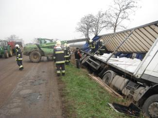 Műtrágyát szállító kamion árokba borult.