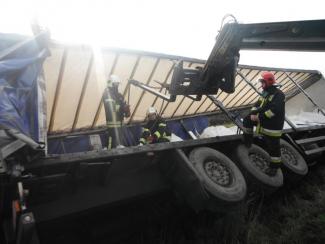 Műtrágyát szállító kamion árokba borult.