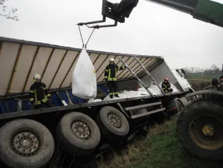 Műtrágyát szállító kamion árokba borult.