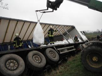 Műtrágyát szállító kamion árokba borult.