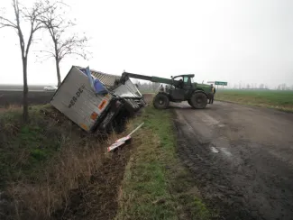Műtrágyát szállító kamion árokba borult.