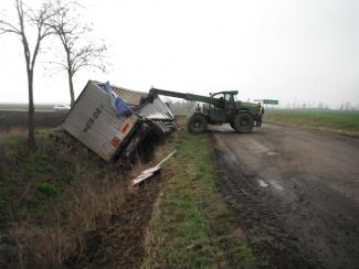 Műtrágyát szállító kamion árokba borult.