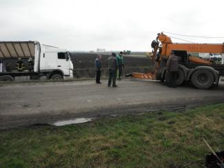 Műtrágyát szállító kamion árokba borult.