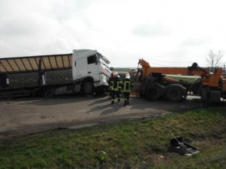 Műtrágyát szállító kamion árokba borult.