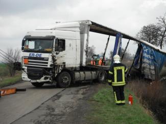 Műtrágyát szállító kamion árokba borult.