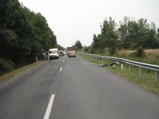 Személyautó árokba csapódott.