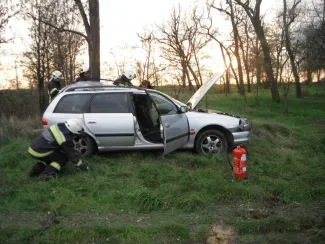 Csárdaszállás és Gyomaendrőd között személygépkocsi fának csapódott