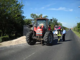 Műtrágyát szállító pótkocsi felborult