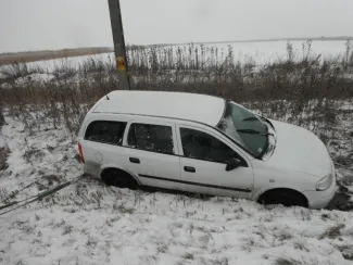 Személygépkocsi árokba csúszott Gyomaendrőd és Szarvas között.