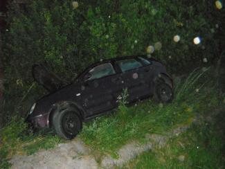 Személygépkocsi árokba csúszott