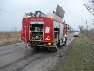 A szarvasi úton 7-8 km között avar égett.