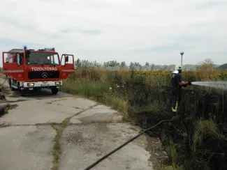 Nagylaposon száraz fű égett
