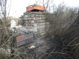 Gyomaendrődön Toldi utcán műanyag konténerek égtek.