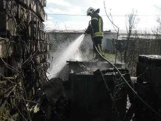 Gyomaendrődön Toldi utcán műanyag konténerek égtek.