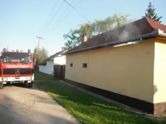 Családi ház tetőterében tűz keletkezett