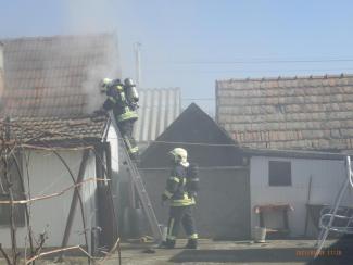 Lakott melléképület teljes terjedelembe égett.