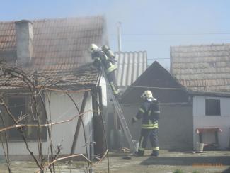 Lakott melléképület teljes terjedelembe égett.