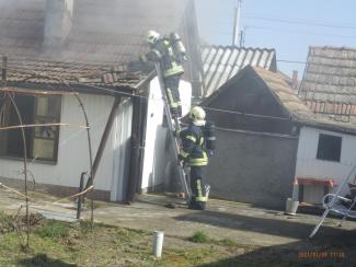 Lakott melléképület teljes terjedelembe égett.