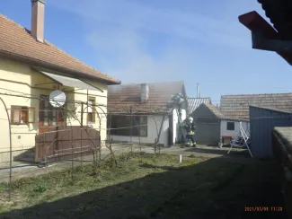 Lakott melléképület teljes terjedelembe égett.