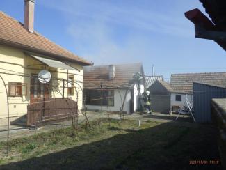 Lakott melléképület teljes terjedelembe égett.