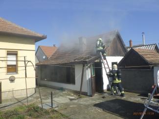 Lakott melléképület teljes terjedelembe égett.