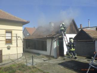 Lakott melléképület teljes terjedelembe égett.
