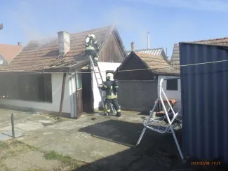 Lakott melléképület teljes terjedelembe égett.
