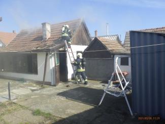 Lakott melléképület teljes terjedelembe égett.