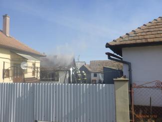 Lakott melléképület teljes terjedelembe égett.