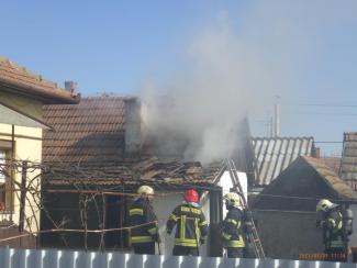 Lakott melléképület teljes terjedelembe égett.