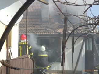 Lakott melléképület teljes terjedelembe égett.