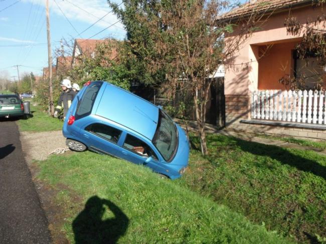 Személyautó árokba hajtott. 